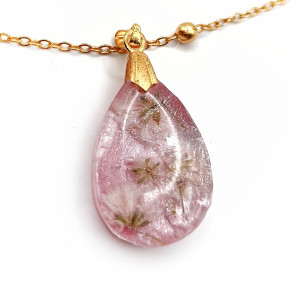 Wisiorek z Żywicy Perłoworóżowej z Gipsówką