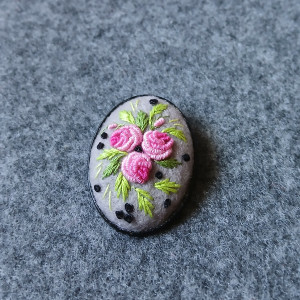 Ręcznie haftowana broszka  DAFNE