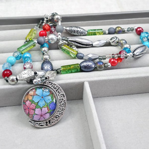 6767 długi, kolorowy naszyjnik z wisiorkiem; dwustronny wisiorek; kwiaty