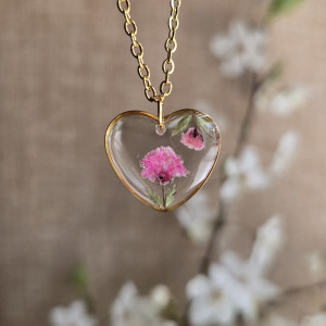 Złota zawieszka złoty wisiorek kwiat naszyjnik żywica z żywicy kwiaty z kwiatami serce serduszko gipsówka różowa
