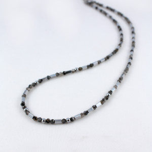 Naszyjnik z szarych kamieni