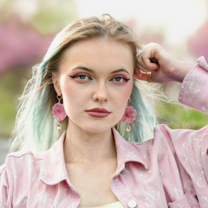 Kolczyki z kwiatem wiśni i różowym kryształem