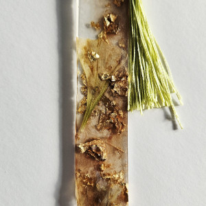 Zakładka z żywicy epoksydowej brązowa z kwiatami surfini D11