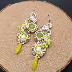 BEŻOWO-BIAŁO-LIMONKOWE KOLCZYKI SUTASZ Z JADEITAMI