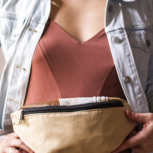 Duża beżowa nerka damska z klapą patchwork