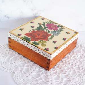 Szkatułka z motywem haftu
