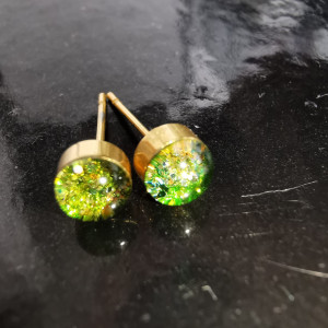 Jasnozielone wkrętki, kolczyki, handmade, żywica, błyszczące, impreza, lato
