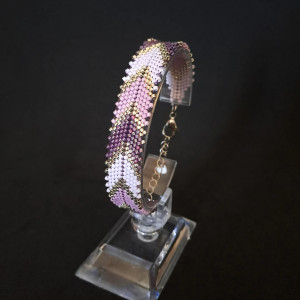 Elegancka Fioletowo Srebrna Bransoletka z Koralików Układających się w Kształt Jodełki