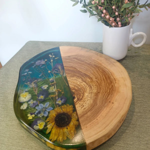 Deska do serwowania z drewnem i kompozycją kwiatową