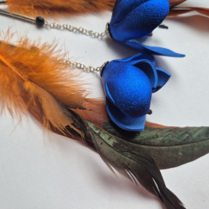 Klipsy kolorowe długie pióra i kwiaty