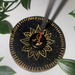 Okrągła podstawka pod kadzidło ze słońcem