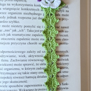 Szydełkowa zakładka do książki z motywem bratków