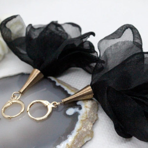 długie kolczyki - szyfonowe kwiatki - czarne