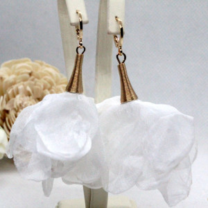 długie kolczyki - szyfonowe kwiatki - białe