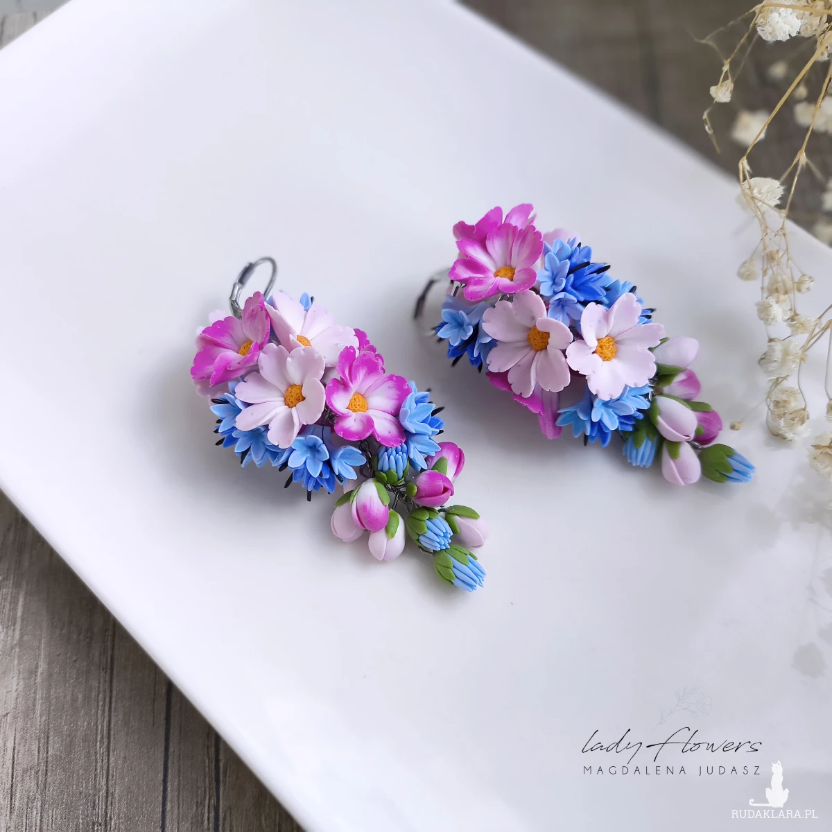 Kolczyki z kwiatami kosmosu i chabrami