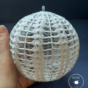 Szydełkowa bombka na wypełnieniu akrylowym