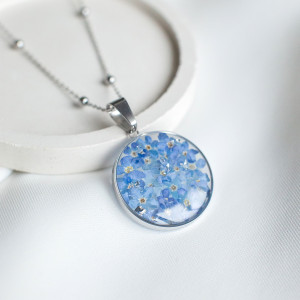 Wisiorek z niezapominajkami