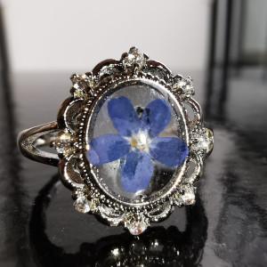 Pierścionek z niezapominajką, niezapominajką, pierścień z kwiatem, kwiaty w żywicy