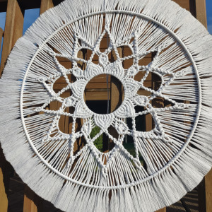 Mandala w formie rozety w kolorze białym do powieszenia