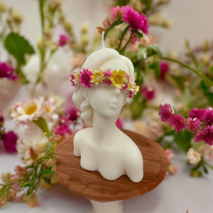 Świeca sojowa kobieta kwiaty we włosach