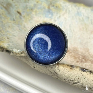 Okrągła broszka w odcieniu perłowego szafiru e34/20