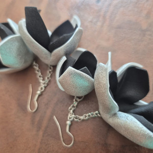 Kolczyki czarno-srebrne kwiaty