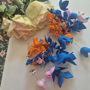 Kolczyki lekkie niebieskie,pomarańczowe  kwiaty