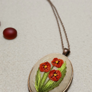 Ręcznie haftowany wisior  POPPY