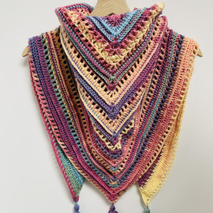 Kolorowa ciepła chusta z chwostami ręcznie robiona