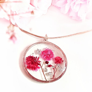 Ręcznie robiony wisiorek z żywicy z fioletową gipsówką