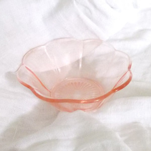 retro salaterka prl, vintage salaterka, różowa salaterka, pudrowa salaterka, pastelowa salaterka, deserowy spodek, deserowa salaterka, prl szkło użytkowe, rozalinowa salaterka, prl naczynia