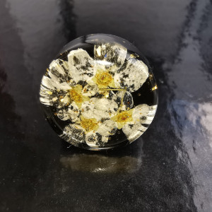 Czarny pierścień elegancki prezent kwiaty czerń elegancja