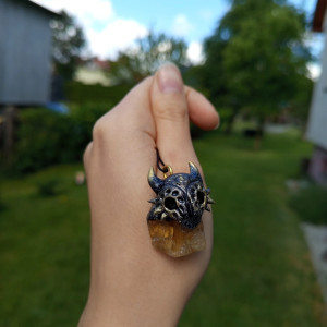 Mroczny naszyjnik z głowa smoka osadzonej na cytrynie, idealny na prezent