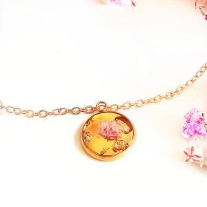 Złoty wisiorek z żywicy z białą gipsówką