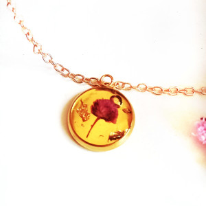 Subtelny wisiorek z żywicy z bordową gipsówką i drobinkami złota