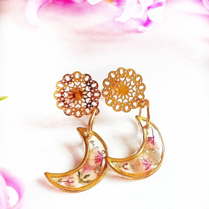 Ręcznie robione kolczyki z żywicy z różową gipsówką i księżycem