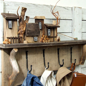 Drewniany wieszak na ubrania w naturalnej kolorystyce - Przy drodze