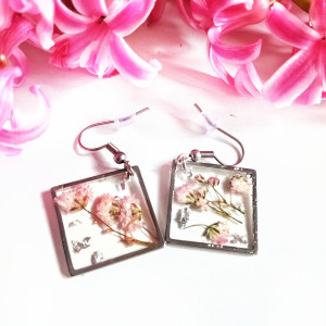 Ręcznie robione kolczyki z żywicy z różową gipsówką