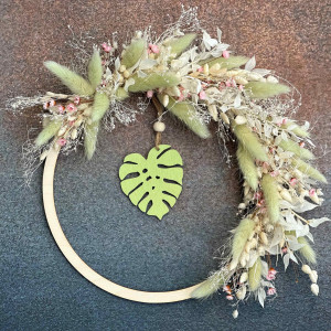 Wianek z suszonych roślin, prezent zamiast bukietu