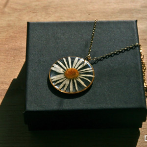 Medalion stokrotka v. 2 w złotej ramce, stal chirurgiczna i żywica