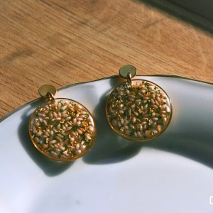 Kolczyki wiszące koła z kwiatkami wrzosu i płatkami złota