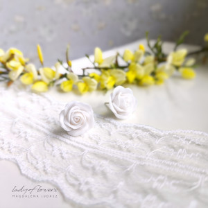 Kolczyki z białymi różyczkami