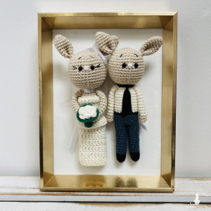 Młoda para króliczki w złotej ramce ręcznie robione prezent ślubny obraz