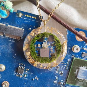 Ręcznie robiony wisiorek z żywicy ze złotem, mchem, kwiatem i płytką PCB – naszyjnik cyberpunk handmade