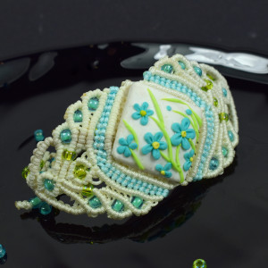 Bransoletka makramowa z motywem niezapominajek - Kolekcja Lato 2025