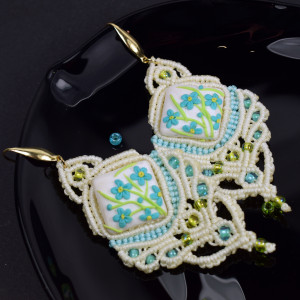 Makramowe kolczyki z motywem niezapominajek - Kolekcja Lato 2025