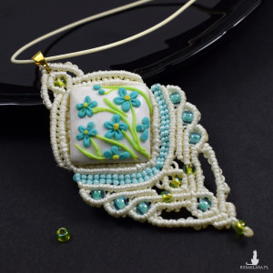 Wisiorek makramowy z motywem niezapominajek - Kolekcja Lato 2025