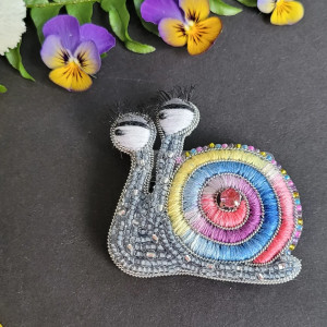 „Tęczowy ślimak” broszka haftowana zdobiona koralikami i cyrkonią HANDMADE
