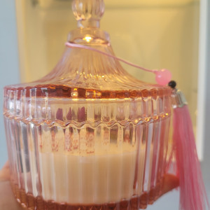 Urocza świeca sojowa o zapachu różanym