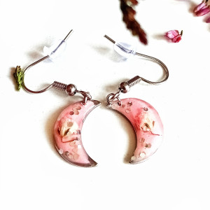 Ręcznie robione kolczyki z żywicy z różową gipsówką